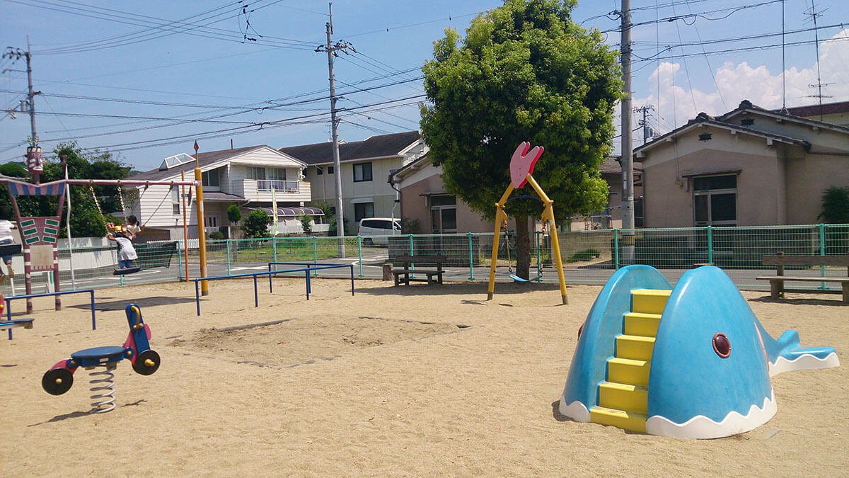 中須賀公園 ブランコ、すべり台、砂場、スプリング遊具